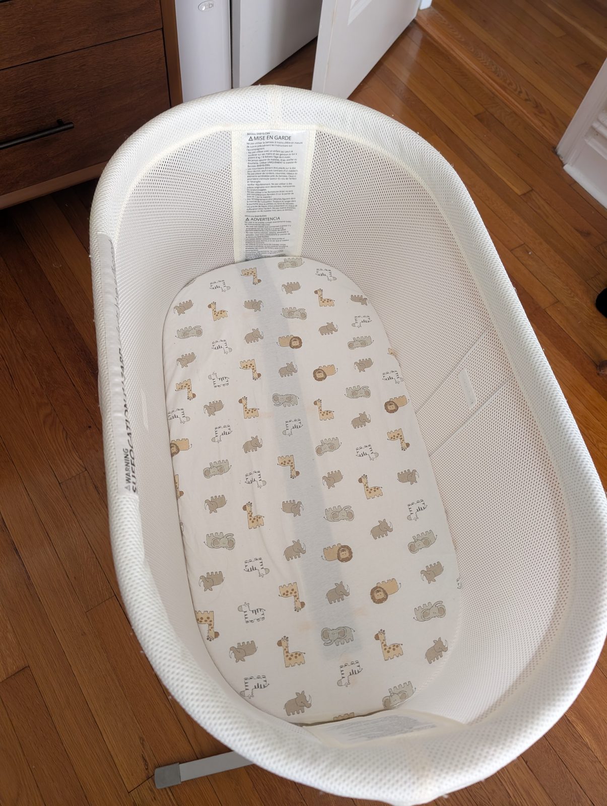 Bassinet with the piezo strip under the sheet