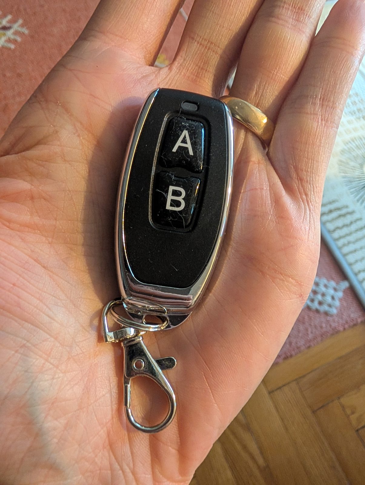 433 MHz keyfob remote with A and B buttons