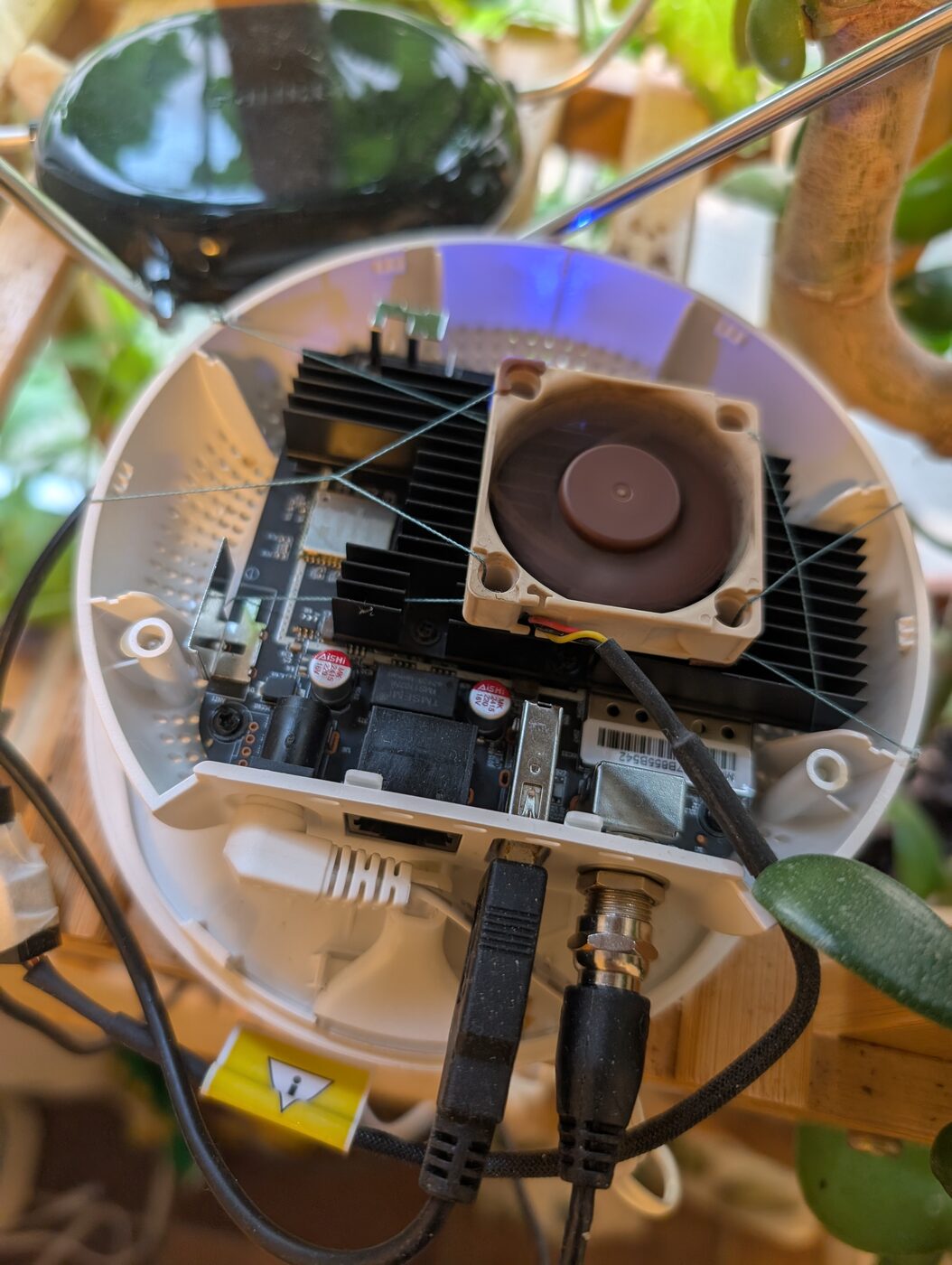 A Noctua 40mm fan tied down to the Tablo's heatsink with thread, with the case lid removed